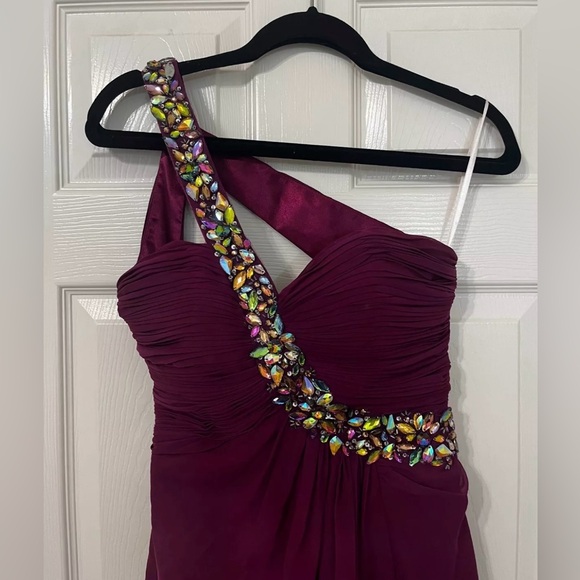 Kasey J Evening Gown with Leg Split (Pantone color) Size 2 - Picture 6 of 8